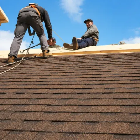 Artisan couvreur Saint-Vincent-de-Paul réalisant la pose d'une toiture en tuiles